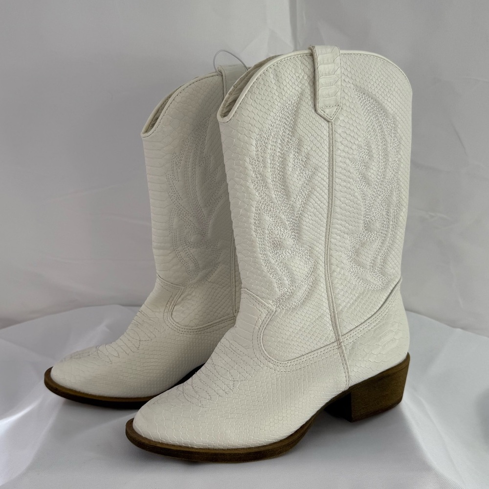 NWT: Wide Width & Calf White Cowgirl Boots